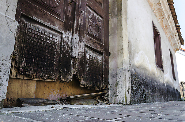 포토 JPG 해외이미지 외관 벽 건축양식 창문 날씨 주택 사람없음 야외 건물 물 문 검은색 손상 습기 젖음 촉촉함 얼룩 수리 수분 버리기 먼지 문제 나쁜 곰팡이 썩음 파멸 해외202004 해외포토 자연요소 건축물 건축 컬러 컨셉 모션 파일형식 소멸 이미지허브