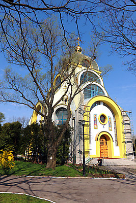 포토 JPG 해외이미지 모양 나무 식물 전통 공원 종교 건축양식 자연 하늘 사람없음 야외 건물 초록색 파란색 노란색 교회 믿음 맑음 묘사 만들기 숭배 우크라이나 해외202004 해외포토 건축물 공공시설 건축 감정 유럽 컬러 종교건축 모션 날씨 생태계 파일형식 이미지허브