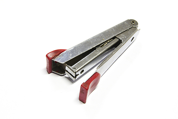 포토 JPG 해외이미지 교육 종이 백그라운드 학교 사람없음 옆모습 빨간색 사무실 금속 기계 장비 흰색 공구 업무 구멍 가르침 닫기 인쇄 플라스틱 스테이플러 묶기 책상 오브젝트 싱글 클립 편리함 고립 공급 해외202004 해외포토 뷰포인트 컬러 가구 컨셉 비즈니스 모션 재질 사무용품 도구 작업 파일형식 이미지허브