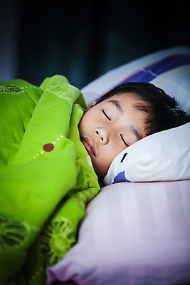 포토 JPG 해외이미지 1 얼굴 어린이 휴식 건강 한명 사람 동양인 소년 세로 초록색 평화 어둠 침실 꿈 침대 잠 야간 비네팅 취침시간 안락 해외202004 해외포토 자연요소 남자 컬러 가구 컨셉 촬영기법 인종 신체부위 파일형식 이미지허브