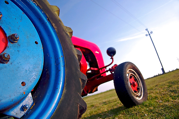 포토 JPG 해외이미지 농업 부분 자동차 하늘 형상 사람없음 가로 빨간색 초록색 파란색 농작물 농장 노란색 기계 목장 장비 운전 수확 골동품 시골 도시 시간 닫기 복고 타이어 과거 장면 트랙터 구식 옛날 회복 해외202004 해외포토 산업 육상교통 컬러 컨셉 모션 농기계 특수차량 파일형식 이미지허브