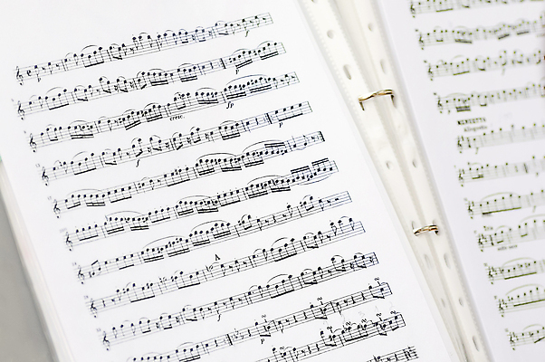 포토 JPG 해외이미지 종이 음악 사람없음 책 검은색 소리 흰색 소프트포커스 심볼 페이지 갸우뚱 옛날 해외202004 해외포토 컬러 모션 문화예술 촬영기법 파일형식 이미지허브