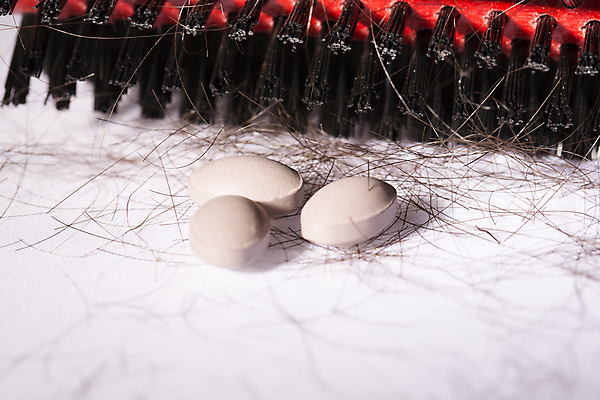 포토 JPG 해외이미지 근접촬영 사람없음 뷰티 알약 머리카락 머리빗 흰배경 헤어관리 두피관리 두피케어 치료제 탈모 탈모클리닉 해외202004 탈모예방 해외포토 뷰포인트 백그라운드 약 머리 흰색 미용용품 예방 클리닉 증상 파일형식 이미지허브