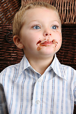 포토 JPG 해외이미지 백인 아들 얼굴 어린이 셔츠 한명 목재 파란색 금발 초콜릿 흰색 표현 입 피부 코 귀 짜임 걸음마 특징 해외202004 해외포토 서양인 나무 1 헤어스타일 컬러 상의 재료 가족 모션 디저트 사람 신체부위 파일형식 이미지허브