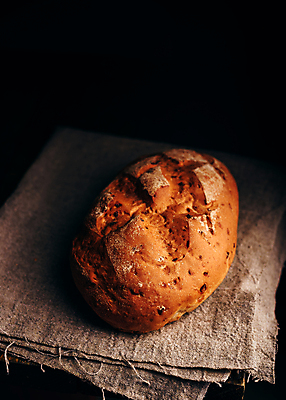 포토 JPG 해외이미지 검은배경 실내 사람없음 어둠 식탁보 호밀빵 해외202004 해외포토 빵 백그라운드 내부 검은색 파일형식 이미지허브