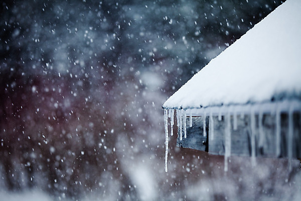 포토 JPG 해외이미지 계절 벽 겨울 자연 지붕 날씨 주택 사람없음 야외 물 파란색 빛 냉동 얼음 추위 흰색 시골 투명 가장자리 손목시계 묘사 서리 통나무 고드름 문제 눈보라 판잣집 눈내림 해외202004 해외포토 자연요소 나무 시계 컬러 장신구 눈_날씨 건물 둘레 생태계 파일형식 이미지허브