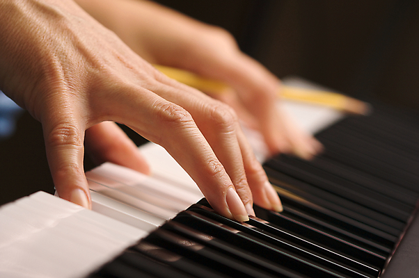 포토 JPG 해외이미지 손 음악 연주 근접촬영 아웃포커스 신체부위 피아노건반 건반 해외202004 해외포토 뷰포인트 문화예술 촬영기법 사람 피아노 파일형식 이미지허브