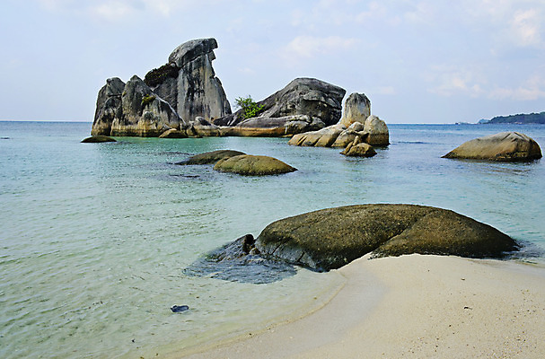 포토 JPG 해외이미지 구름 모래 파도 바다 섬 자연 하늘 휴가 풍경 사람없음 물 여름 파란색 맑음 만 장면 내추럴 수평선 해외202004 해외포토 자연요소 계절 컬러 날씨 생태계 파일형식 이미지허브