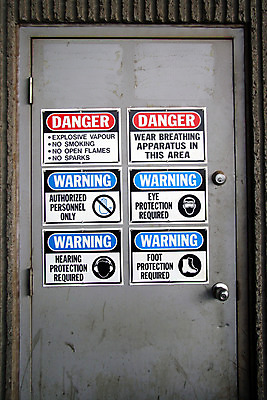 포토 JPG 해외이미지 불꽃 흡연 부츠 손잡이 경고 안전 사람없음 문 금지 오픈 보호 위험 폭발물 사인 시작 잠금 환영 청각 양발 유일 해외202004 해외포토 무기 신발 컨셉 불 담배 보안 파일형식 이미지허브