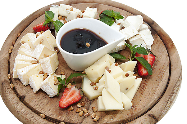 포토 JPG 해외이미지 딸기 치즈 실내 사람없음 안주 흰배경 나무받침 해외202004 와인플래터 해외포토 백그라운드 과일 유제품 내부 목재 흰색 받침대 파일형식 이미지허브