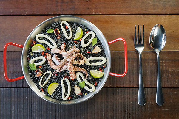 포토 JPG 해외이미지 접시 유럽 음식 조각 토마토 재료 방울토마토 밥 양파 치즈 연체동물 파슬리 건강 마늘 어류 요리 사람없음 초록색 식당 요리사 검은색 식사 저녁식사 이탈리아 샐러드 신선 체리 상추 지중해 먹기 해산물 오징어 홍합 문어 레시피 바질 리조또 핸드메이드 해외202004 해외포토 직업 식기 나라 바다 컬러 채소 과일 모션 어패류 유제품 무척추동물 상점 수중동물 파일형식 이미지허브