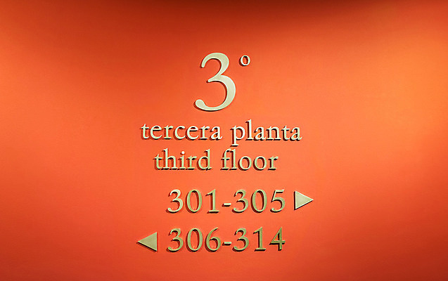 포토 JPG 해외이미지 디자인 벽 여행 비즈니스 호텔 휴가 바닥 아파트 실내 사람없음 내부 목재 빨간색 빛 숫자 문 방 복도 시원함 방향 사인 일반 여관 방법 해외202004 해외포토 나무 문자 컬러 재료 숙소 주택 파일형식 이미지허브