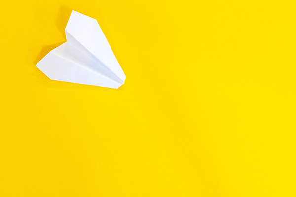 포토 JPG 해외이미지 종이 실내 사람없음 한개 종이비행기 노란배경 카피스페이스 해외202004 해외포토 1 백그라운드 내부 노란색 공백 종이접기 파일형식 이미지허브