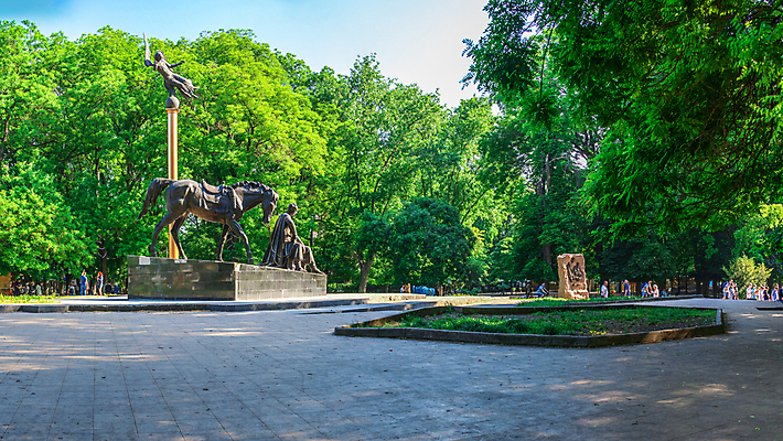 포토 JPG 해외이미지 유럽 도로 여행 건축양식 천사 거리 사람없음 야외 건물 여름 도시 역사 타운 영웅 전사 기수 천연기념물 우크라이나 해외202004 해외포토 건축물 계절 건축 나라 길 교통시설 파일형식 이미지허브
