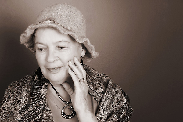 포토 JPG 해외이미지 백인 여자 할머니 분홍색 장신구 종류 한명 사람 성인 파란색 유행 보라색 회색 우아함 보석 70대 80대 세피아 펠트 스타일 세련 해외202004 해외포토 서양인 1 노년 컬러 컨셉 촬영기법 광석 파일형식 천_직물 이미지허브