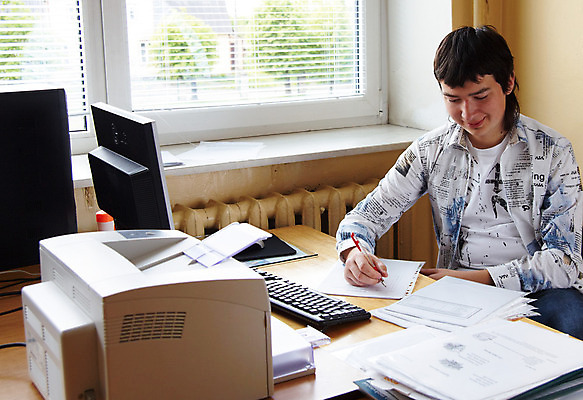 포토 JPG 해외이미지 직업 1 학생 응시 행복 인터넷 비즈니스 사업가 통신 탁자 성공 실내 한명 사람 20대 성인 컴퓨터 사무실 타이핑 최고 업무 자신감 책상 서비스 경영 해외202004 해외포토 시선 감정 가구 컨셉 청년 내부 전자제품 작업 파일형식 이미지허브