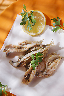 포토 JPG 해외이미지 접시 실내 그림자 사람없음 튀김 레몬 슬라이스 멸치 앤초비 종이호일 해외202004 해외포토 식기 음식 과일 어류 내부 파일형식 이미지허브