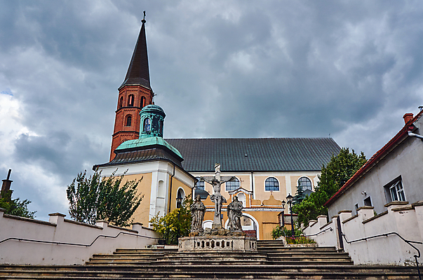 포토 JPG 해외이미지 구름 유럽 종교 벽 조각 십자가 건축양식 하늘 사람없음 건물 교회 계단 마을 탑 폴란드 바로크 해외202004 해외포토 자연요소 건축물 건축 나라 종교건축 파일형식 이미지허브