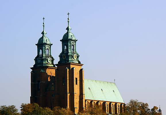 포토 JPG 해외이미지 나무 식물 벽 잎 창문 하늘 벽돌 사람없음 건물 성당 교회 탑 가을 도시 역사 폴란드 고딕 해외202004 해외포토 건축물 계절 유럽 종교건축 파일형식 이미지허브