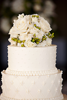 포토 JPG 해외이미지 커플 꽃 행복 결혼 사람없음 장미 케이크 기쁨 빵집 흰색 자르기 굽기 해외202004 해외포토 식물 감정 컬러 관계 모션 디저트 이벤트 상점 구이 파일형식 이미지허브