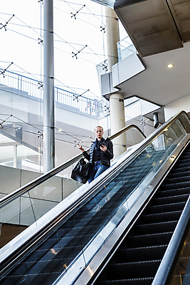 포토 JPG 해외이미지 백인 1 라이프스타일 여자 여행 백그라운드 지도 가방 비즈니스 건축양식 사업가 통신 모바일 대화 한명 서기 사람 성인 건물 스마트폰 핸드폰 계단 도시 비즈니스우먼 복도 역 공항 전화기 출퇴근 에스컬레이터 경영 진짜 해외202004 해외포토 서양인 직업 건축물 잡화 건축 교통시설 모션 말하기 생활 전자제품 스마트기기 직장인 파일형식 이미지허브