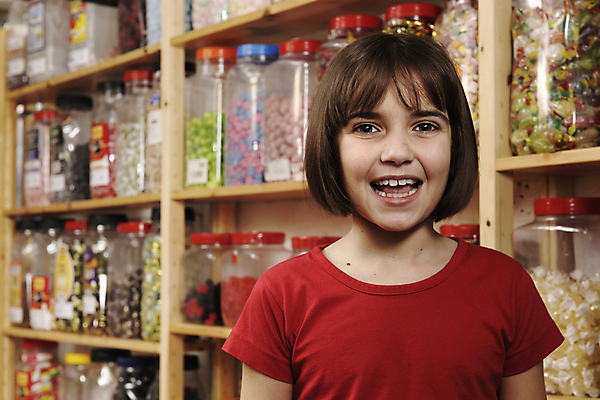 포토 JPG 해외이미지 응시 시선 행복 감정 어린이 청소년 선반 사탕 종류 한명 미소 청춘 상점 기쁨 표현 오픈 입 선택 컨테이너 가득함 만족 흥분 모음 많음 해외202004 해외포토 1 산업 가구 컨셉 디저트 표정 사람 신체부위 파일형식 이미지허브