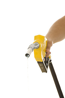 포토 JPG 해외이미지 손 남자 산업 도로 여행 손잡이 사람없음 금융 경제 노란색 환경 에너지 물방울 액체 역 휘발유 석유 가격 서비스 그림 화석 연료 가스 펌프 고립 노즐 디젤 비용 해외202004 해외포토 길 컬러 교통시설 사람 신체부위 파일형식 이미지허브