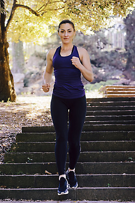 포토 JPG 해외이미지 1 라이프스타일 여자 스포츠 아침 건강 한명 사람 야외 운동복 달리기 조깅 운동 햇빛 우주 계단 활발 연습 단계 달리기선수 해외202004 해외포토 주간 옷 컨셉 모션 생활 태양 육상선수 파일형식 이미지허브