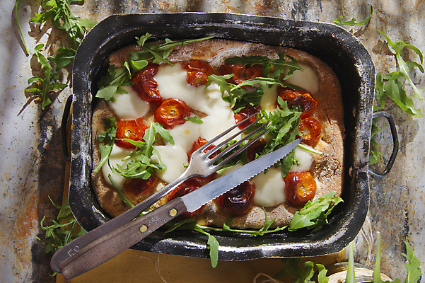 포토 JPG 해외이미지 포크 피자 쟁반 실내 사람없음 하이앵글 나이프 나무탁자 루꼴라 해외202004 해외포토 식기 뷰포인트 채소 탁자 패스트푸드 서양음식 내부 칼 파일형식 이미지허브