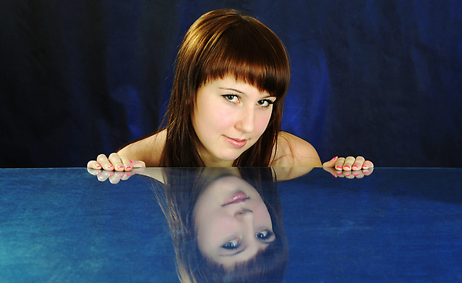 포토 JPG 해외이미지 백인 1 응시 여자 갈색머리 실내 한명 사람 성인 파란색 반사 어둠 슛 해외202004 해외포토 서양인 헤어스타일 시선 컬러 내부 파일형식 이미지허브