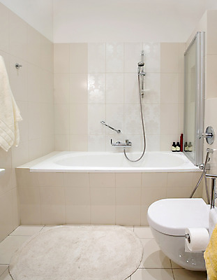 포토 JPG 해외이미지 디자인 종이 건축양식 호텔 주택 실내 사람없음 내부 빛 수건 금속 목욕 거울 방 장비 욕실 흰색 도자기 장롱 고급 우아함 캔 묘사 롤 돌봄 변기통 샤워실 스타일 해외202004 해외포토 건축 컬러 가구 컨셉 모션 재질 숙소 건물 위생용품 청결 샤워시설 파일형식 이미지허브