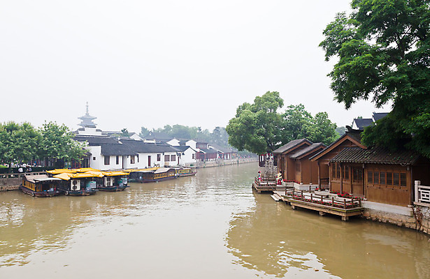 포토 JPG 해외이미지 아시아 호수 주택 동양인 사람없음 건물 물 중국 보트 운하 타운 해외202004 해외포토 자연요소 건축물 나라 배_교통 인종 도시 파일형식 이미지허브