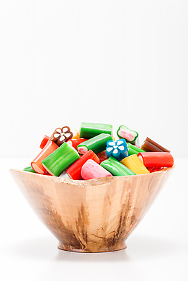 포토 JPG 해외이미지 음식 사탕 종류 사람없음 목재 컬러풀 사발 맛 부드러움 내추럴 섞기 카피스페이스 해외202004 해외포토 나무 컬러 컨셉 재료 디저트 공백 감각 사기그릇 파일형식 이미지허브