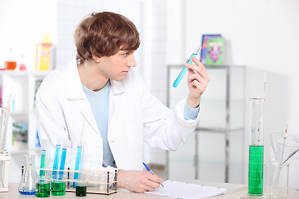 포토 JPG 해외이미지 백인 학생 교육 과학 백그라운드 실내 실험 한명 서기 풍경 장비 시험 관찰 실험실 결과 집중 과학자 분석 대학교 비커 튜브 해결 반응 화학약품 해외202004 해외포토 서양인 직업 1 컨셉 학교 모션 실험기구 사람 내부 화학 물질 학자 파일형식 이미지허브