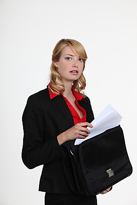 포토 JPG 해외이미지 직업 디자인 여자 종이 셔츠 잎 서류가방 비즈니스 한명 사람 성인 빨간색 스터디 금발 사무실 검은색 재킷 운전 성장 업무 지갑 웨이브 정리 질서 국회 고용 해외202004 해외포토 식물 1 헤어스타일 컬러 상의 가방 모션 학습 외투 구직 예절 작업 채용 파일형식 이미지허브