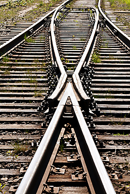 포토 JPG 해외이미지 산업 도로 길 선 여행 십자가 패턴 교통시설 풍경 사람없음 야외 초록색 금속 기차 변화 역 방향 철 교차로 서식 단상 건너기 대칭 방법 복잡 선로 철강 혼란 해외202004 해외포토 육상교통 컬러 교통 컨셉 무늬 모션 재질 대중교통 시설 파일형식 이미지허브