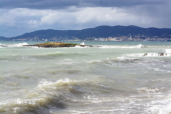 포토 JPG 해외이미지 구름 파도 바다 모션 자연 하늘 바람 날씨 풍경 사람없음 야외 물 파란색 어둠 힘 거품 젖음 흰색 신선 거친 서핑 떨어짐 위험 큼 분무기 암초 폭풍 내추럴 격파 폭풍우 힘찬 수평선 해외202004 해외포토 자연요소 컬러 컨셉 수상스포츠 비_날씨 크기 자연재해 생태계 파일형식 이미지허브