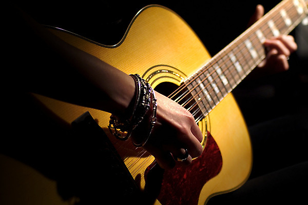 포토 JPG 해외이미지 손 남자 악기 음악 놀이 성인 사람없음 가로 소리 콘서트 연주자 음악가 기타 클래식 기타리스트 해외202004 해외포토 직업 컨셉 현악기 문화예술 사람 신체부위 공연 파일형식 이미지허브