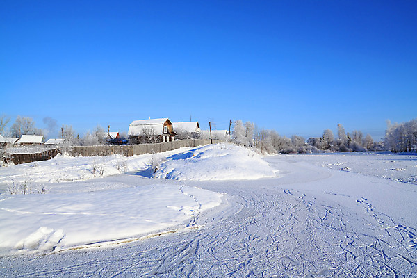 포토 JPG 해외이미지 나무 외관 계절 유럽 여행 겨울 창문 자연 하늘 지붕 날씨 휴가 휴식 주택 풍경 사람없음 야외 건물 목재 햇빛 마을 냉동 얼음 침묵 목욕 흰색 시골 재산 고독 숲 오두막 서리 러시아 통나무 전나무 샬레 제설기 진짜 해외202004 해외포토 자연요소 식물 건축물 감정 나라 컬러 컨셉 재료 실험기구 금융 태양 소리 청결 생태계 제설 파일형식 이미지허브