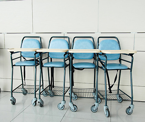 포토 JPG 해외이미지 어린이 벽 의자 가족 실내 앉기 소년 사람없음 파란색 금속 식당 검은색 카페 운전 육아 흰색 아기 잡기 바퀴 그물 4 그룹 기다림 플라스틱 먹기 심플 일반 똑같은 수유 줄서기 많음 해외202004 해외포토 남자 컬러 가구 컨셉 관계 모션 재질 사람 내부 숫자 상점 파일형식 이미지허브