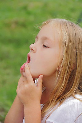 포토 JPG 해외이미지 백인 유럽 어린이 한명 파란색 금발 흰색 표현 해외202004 해외포토 서양인 1 헤어스타일 나라 컬러 사람 파일형식 이미지허브