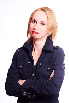 포토 JPG 해외이미지 백인 1 라이프스타일 웰빙 응시 행복 얼굴 셔츠 바지 관리 한명 웃음 앉기 20대 초록색 금발 활발 꿈 회색 신선 유혹 순수 흥분 광 염원 유일 해외202004 해외포토 서양인 헤어스타일 시선 감정 컬러 컨셉 상의 모션 하의 표정 사람 청년 생활 신체부위 파일형식 이미지허브