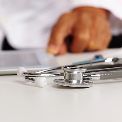 포토 JPG 해외이미지 직업 라이프스타일 남자 백그라운드 청진기 건강 병원 관리 사람 사람없음 컴퓨터 알약 약 디지털 장비 터치 간호사 의사 흰색 공구 기록 잡기 작업 네트워크 이메일 어플리케이션 전자 처방 돌봄 터치스크린 해외202004 해외포토 컬러 의학 의료기기 모션 생활 전자제품 의료진 도구 파일형식 이미지허브