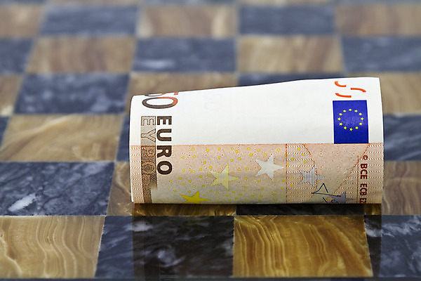 포토 JPG 해외이미지 유럽 돈 비즈니스 놀이 경고 사람없음 금융 경제 쪽지 유로 게임 행운 시장 도박 체스 계획 위험 무서움 은퇴 기회 투자 상업 문제 유럽연합 정치 해외202004 해외포토 감정 나라 컨셉 재산 파일형식 이미지허브