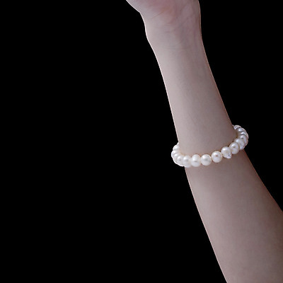 포토 JPG 해외이미지 모델 1 라이프스타일 손 여자 백그라운드 팔찌 미술 성인 사람없음 유행 검은색 터치 흰색 반지 원형 화려 고급 우아함 저녁 보석 손목 만족 고립 손목보호대 스타일 해외202004 해외포토 도형 감정 컬러 컨셉 장신구 문화예술 사람 생활 신체부위 야간 광석 파일형식 이미지허브