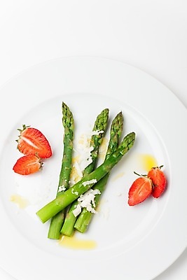 포토 JPG 해외이미지 접시 음식 조각 채소 과일 딸기 치즈 따뜻함 건강 요리 사람없음 초록색 봄 이탈리아 사발 달콤 애피타이저 자르기 먹기 준비 올리브 아스파라거스 채식주의자 해외202004 해외포토 식기 계절 열매 유럽 컬러 모션 유제품 사기그릇 맛 채식 파일형식 이미지허브