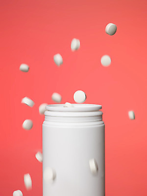 포토 JPG 해외이미지 이동 모션 사람없음 치료 빨간색 알약 약 흰색 약국 마약 해외202004 해외포토 컬러 컨셉 의학 파일형식 이미지허브