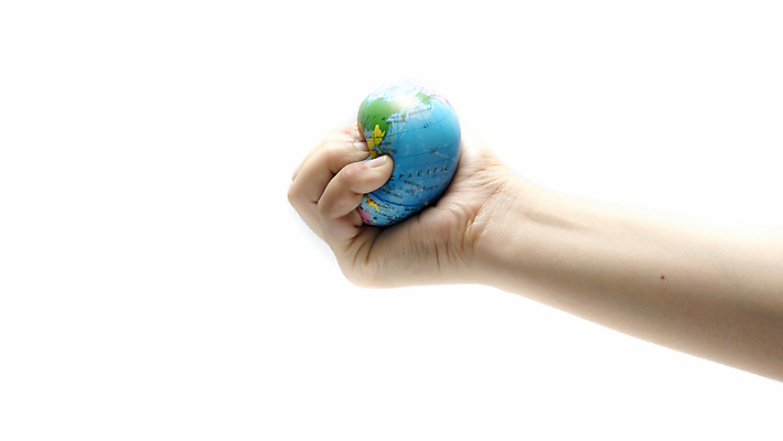 포토 JPG 해외이미지 손 지구 공 실내 들기 신체부위 지구본 잡기 해외202004 해외포토 모션 사람 내부 파일형식 이미지허브