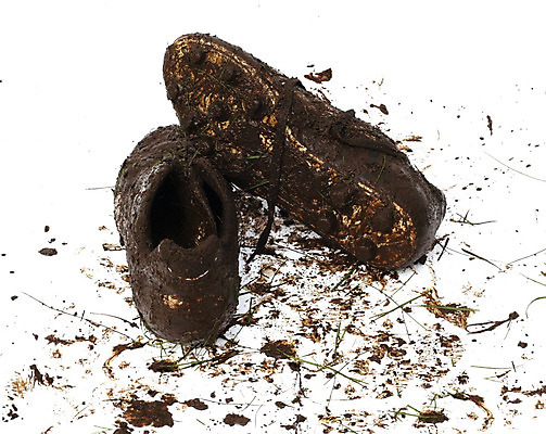 포토 JPG 해외이미지 스포츠 운동화 신발 부츠 사람없음 빨간색 럭비 미식축구 축구 경쟁 젖음 게임 흰색 가죽 먼지 진흙 고립 선로 운동화끈 중고 해외202004 해외포토 컬러 컨셉 놀이 구기 끈 파일형식 이미지허브