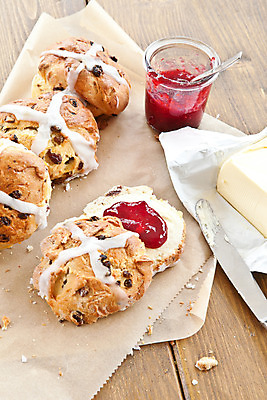 포토 JPG 해외이미지 전통 음식 빵 부활절 사람없음 목재 장식 얼음 수확 시골 대접 신선 항아리 아침식사 잼 레시피 젤리 버터 핸드메이드 해외202004 해외포토 자연요소 나무 기념일 농업 재료 디저트 식사 도자기 소스_음식 파일형식 이미지허브